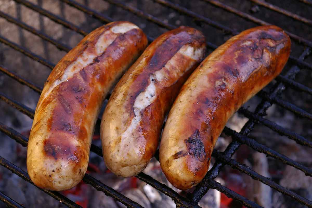 wurst grillen, So gelingt die vom Grill - holzterrasse-parkett.at