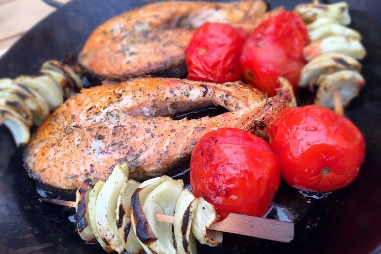 Tomaten und Hähnchen am Spieß