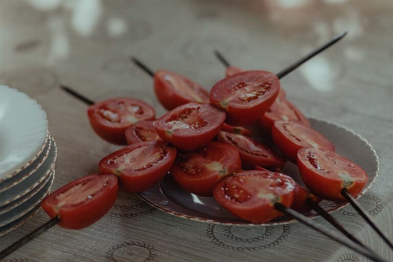 Tomaten und Hähnchen am Spieß