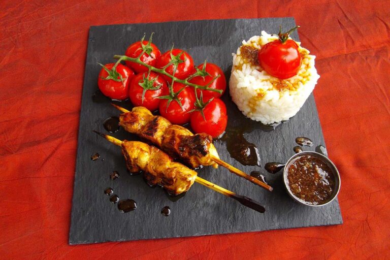 Tomaten und Hähnchen am Spieß