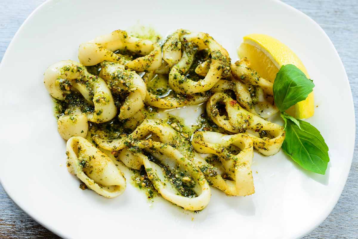 Gegrillte Sepia mit Zucchini und Knoblauch-Kräuterreis