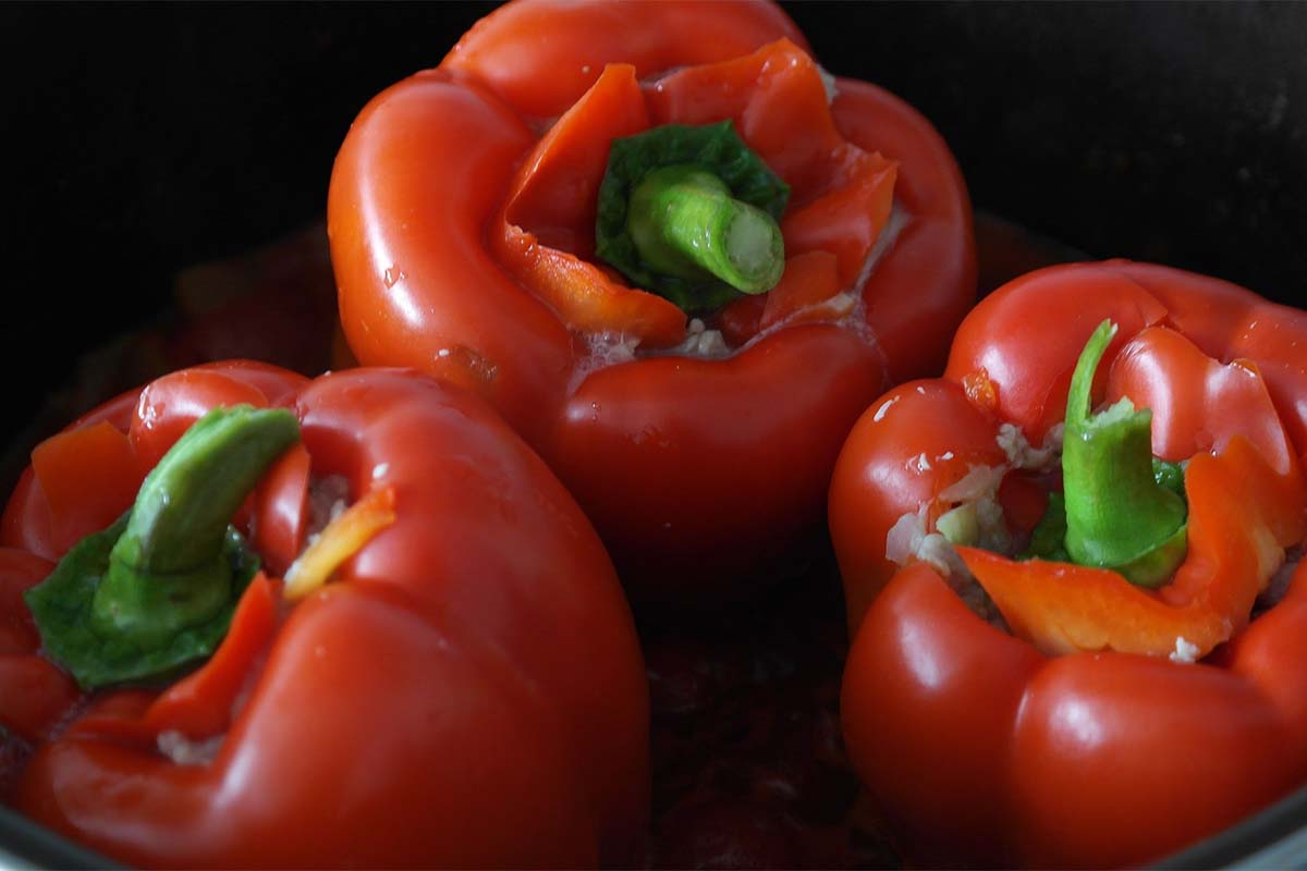 Bunte Paprika mit vegetarischer Füllung