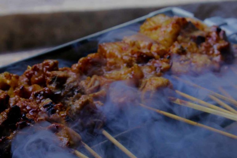 Paprikahälften mit bunter Hackfleisch-Gemüse-Füllung