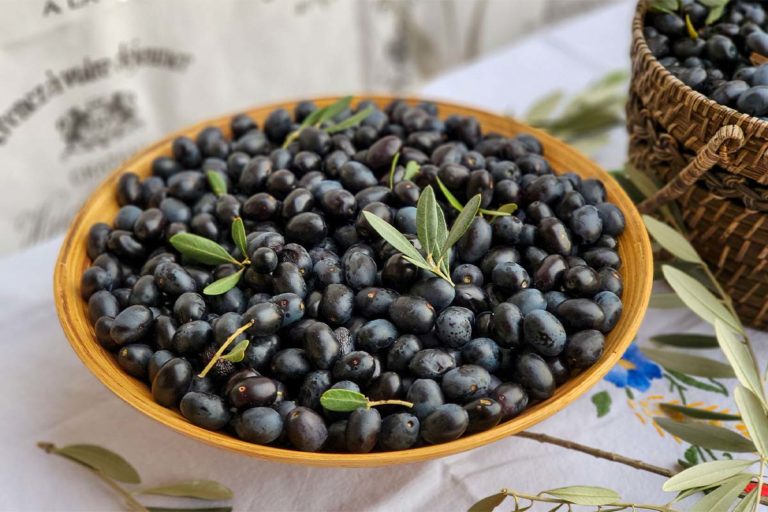Paste aus schwarzen Oliven als Aufstrich