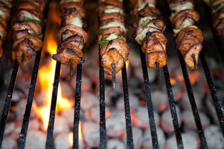 Schweinespieß mit Yakitori-Sauce vom Grill