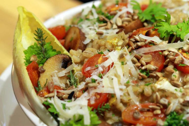 Nudelsalat mit getrockneten Tomaten und Feldsalat