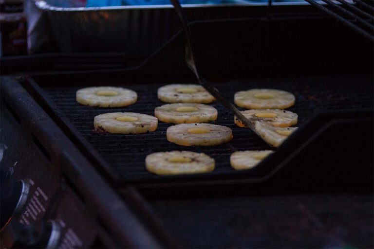 Knackige Würstchenspieße vom Grill