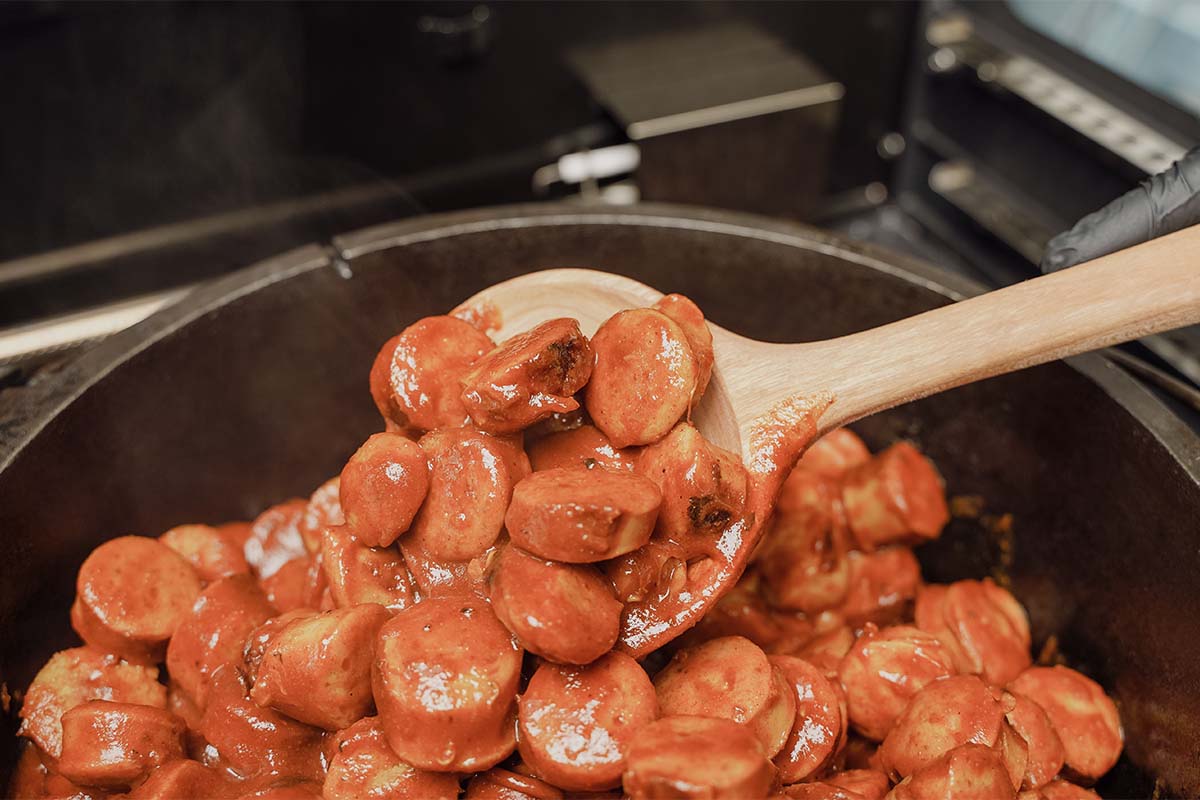 Currywurst aus dem Dutch Oven Rezept