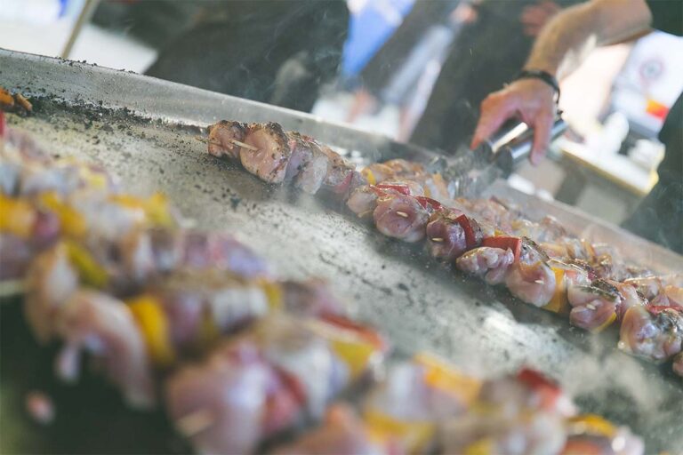 Kirschtomaten-Hühnchen-Spieß mit Sesamkruste