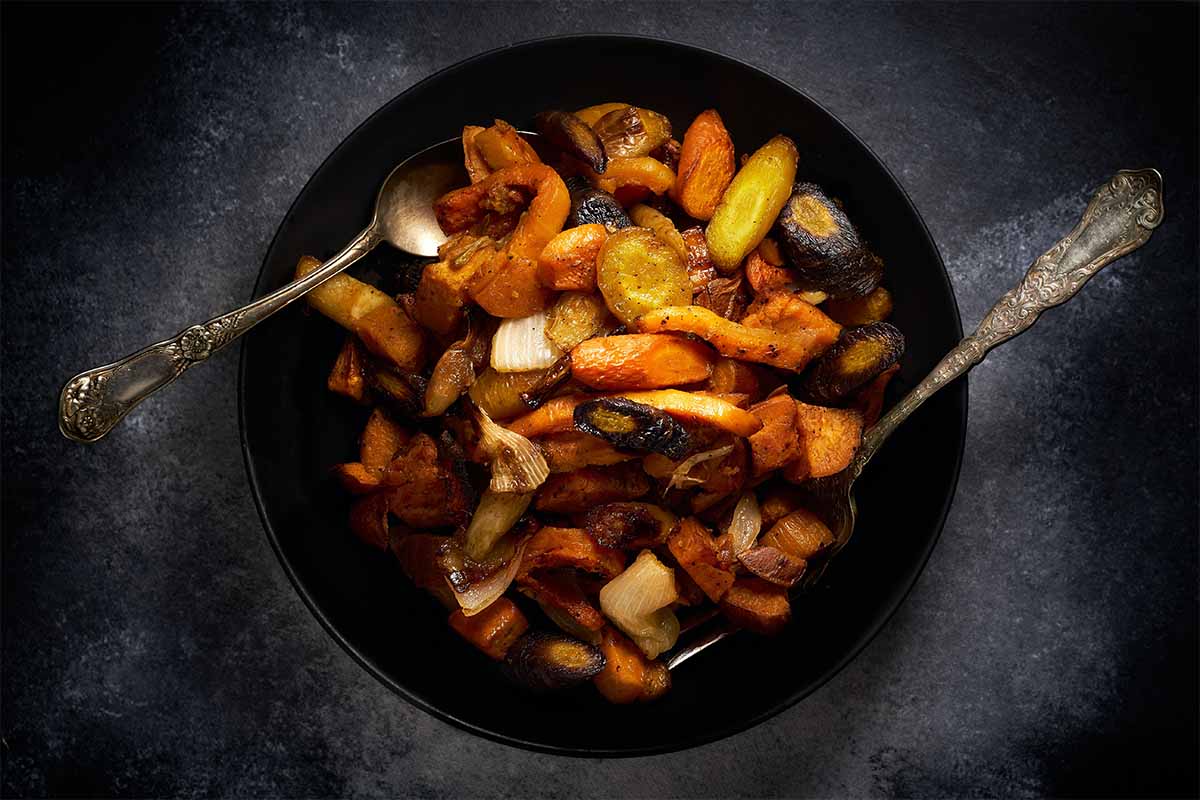 Bratkartoffeln mit getrockneten Tomaten und schwarzen Oliven