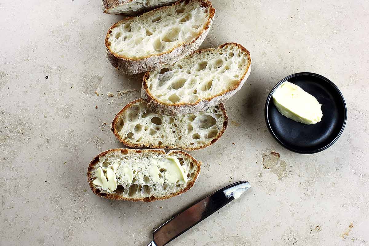 Feurige Kräuterbutter mit Bärlauch & Petersilie