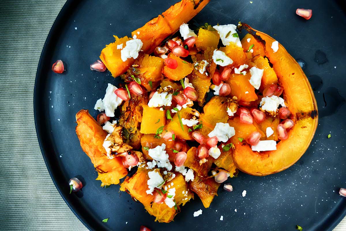 Fruchtiger Herbstsalat mit gegrillten Kürbisspalten