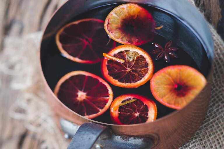 Roter Glühwein vom Seitenkocher – Weihnachtsduft vom Grill