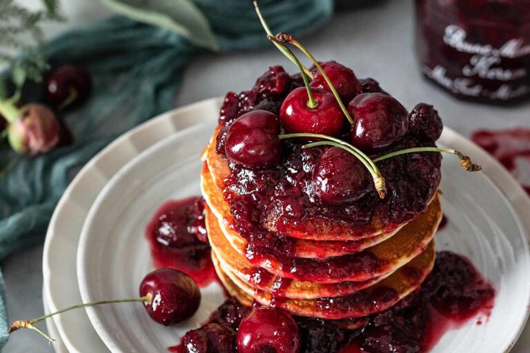 Leckere Kirschpfannkuchen vom Grillrost