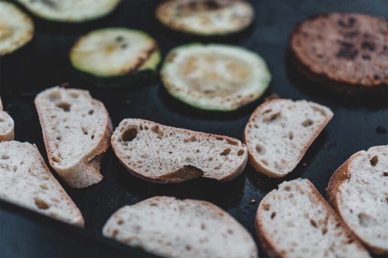 Selbstgebackenes Paprika-Schinken-Brot aus dem Grill