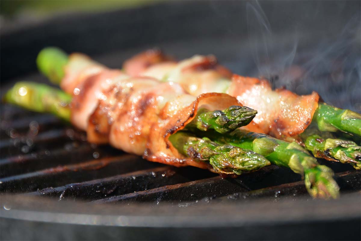 Gegrillter Spargel mit Speck und Ofenkartoffel - SANTOS Grill Magazin