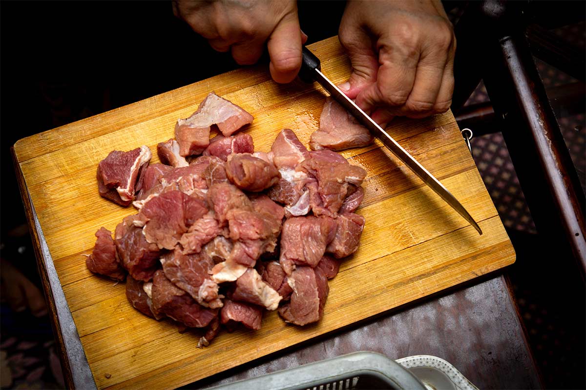 Deftige Schweinepfanne mit Paprikastreifen