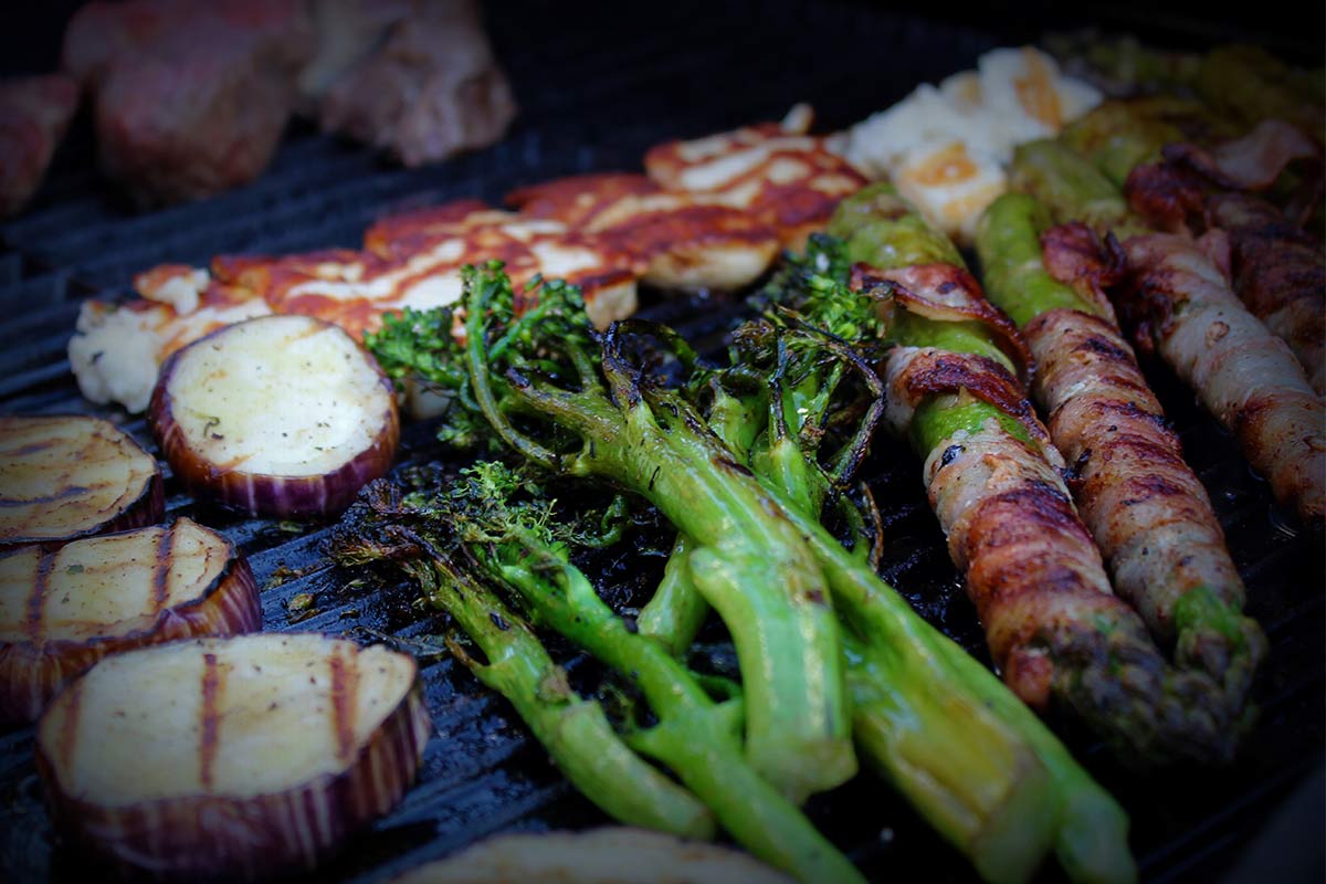 Grüner Spargel im Speckmantel und Zucchini