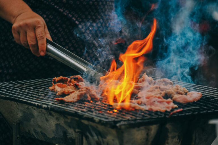 Grillen im Herbst: Welches Grillzubehör jetzt glücklich macht