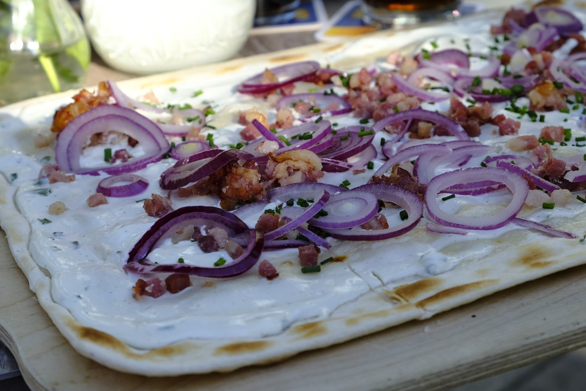 Elsässer Flammkuchen vom Pizzastein