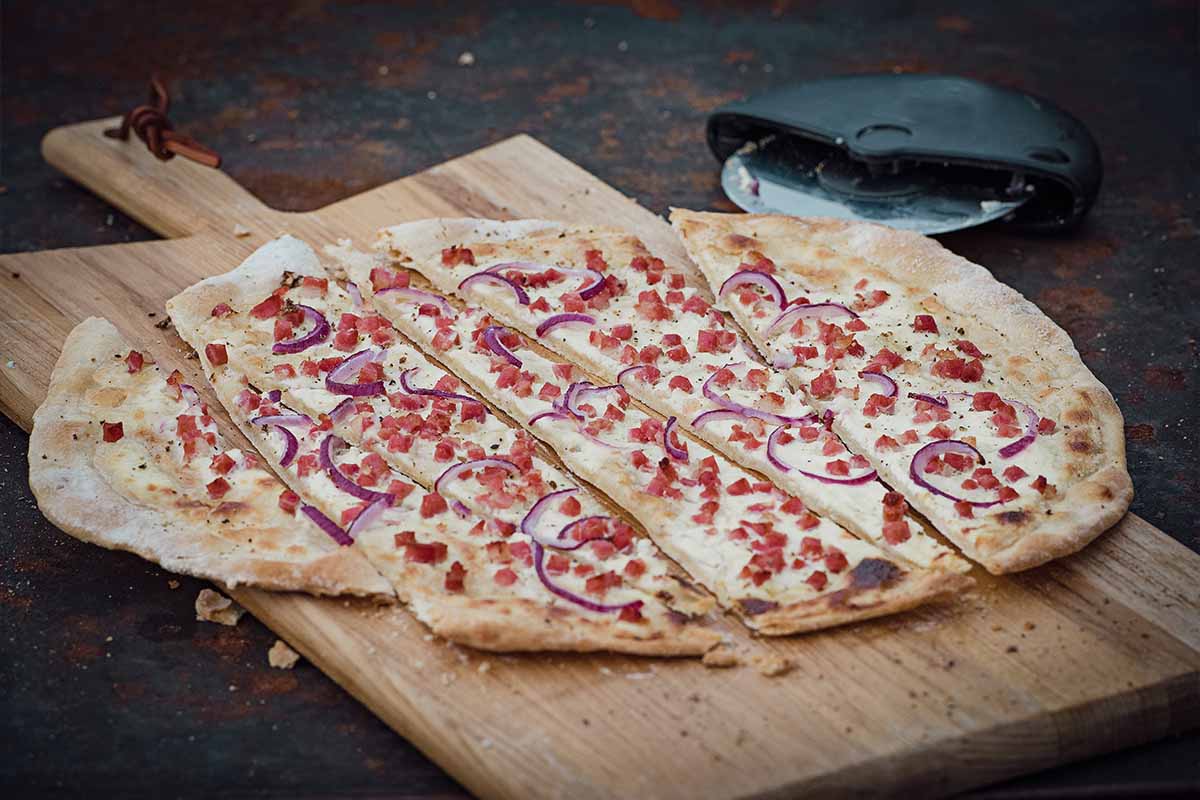 Flammkuchen Elsässer Art vom Pizzastein