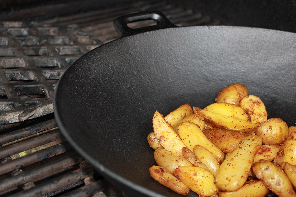 Gusseisen Grillpfanne und Gusswok ausprobieren