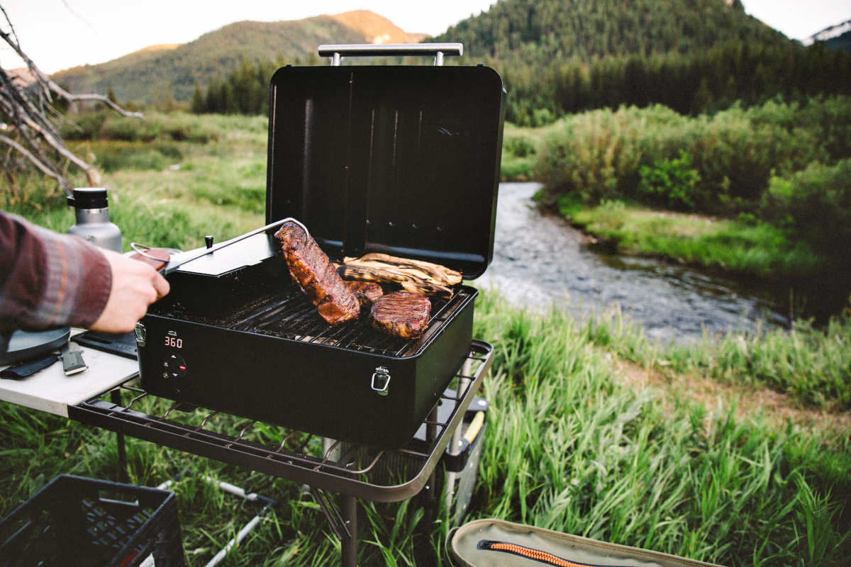 Holzaroma To-Go mit dem tragbaren Pelletgrill Ranger von Traeger