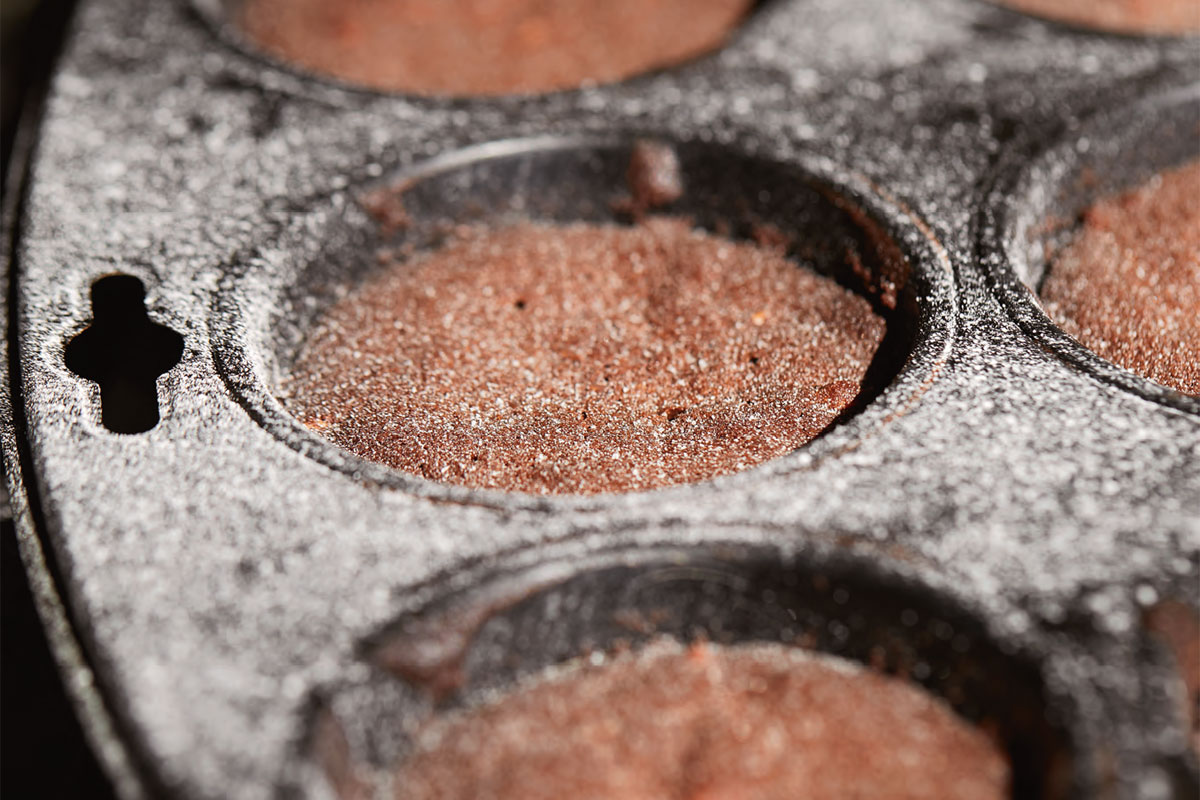 Schokoladenkuchen mit Mandeln und Vanilleeis