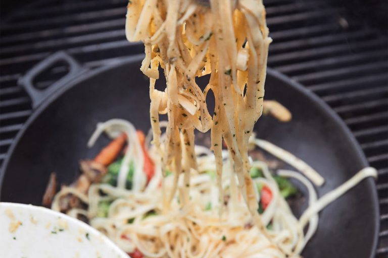 Tagliatelle mit gegrilltem Gemüse aus dem Grillwok