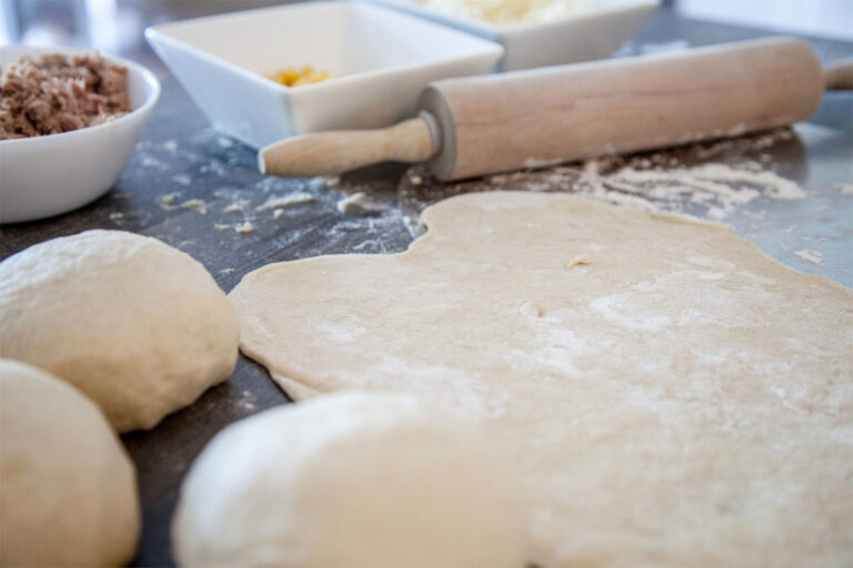 Pizzakreation: Rucola und Schafskäse