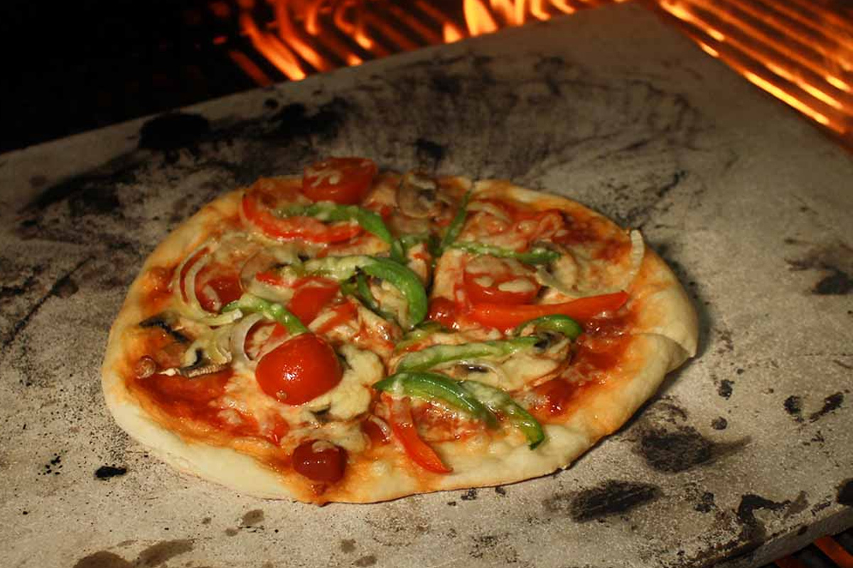 Pizza backen mit dem Pizzastein: Perfekt für Gasgrill &amp; Co