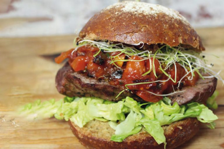 Steak-Burger aus der Hüfte mit Tomatensalsa