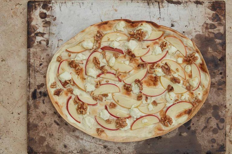 Flammkuchen vom Grill – Kreation mit Apfel, Ziegenkäse und Walnüssen