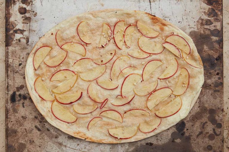 Flammkuchen vom Grill – Süße Kreation mit Apfel, Zimt und Zucker