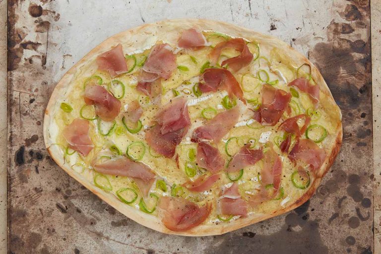 Flammkuchen vom Grill – Kreation mit Camembert, Lauch und Parmaschinken