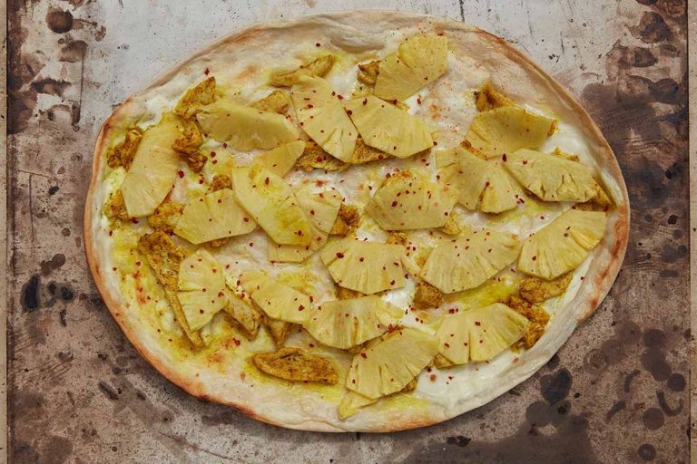 Flammkuchen vom Grill – Kreation mit Rucola, getrocknete Tomaten und Parmesan