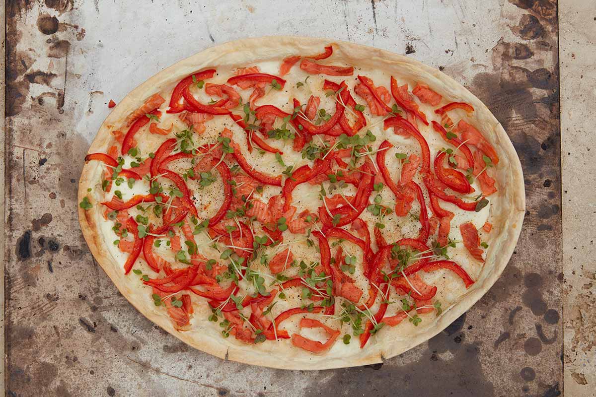 Flammkuchen Räucherlachs, Paprika und Brunnenkresse