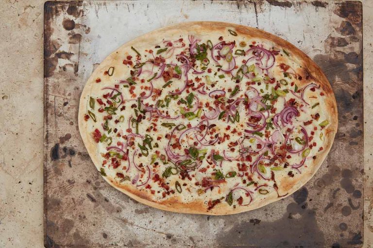 Flammkuchen vom Grill – Kreation mit Speck und Zwiebeln