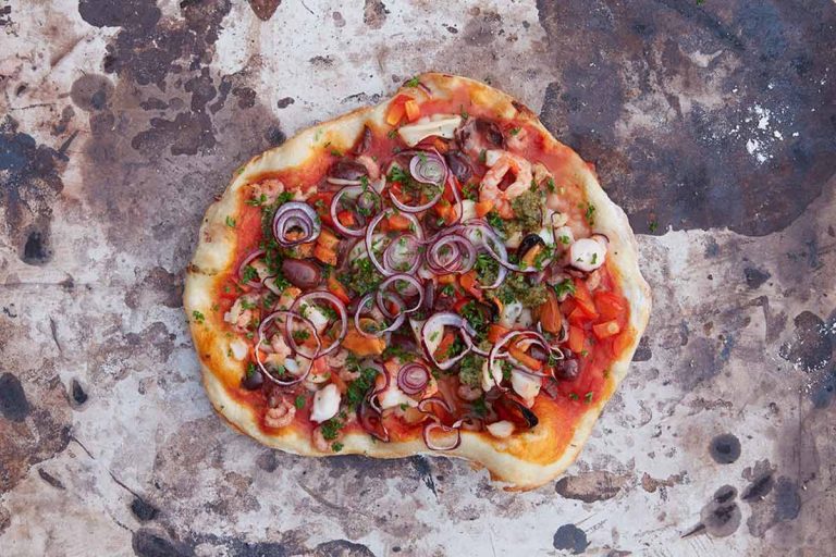 Pizzakreation: Meeresfrüchte, Räucherlachs und Oliven