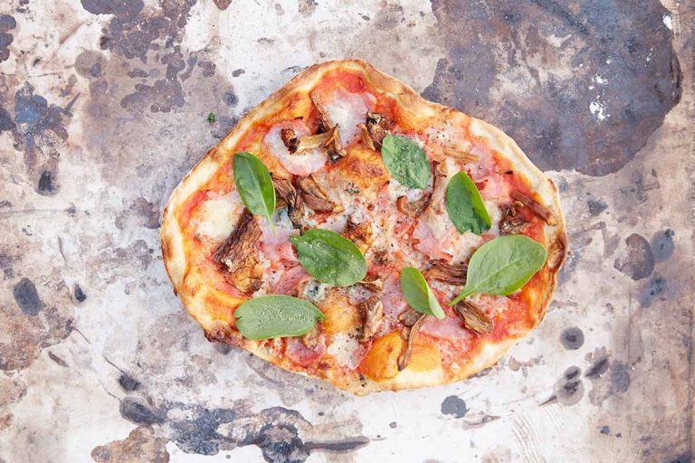 Pizzakreation: Spinat, Pilze, Schinken und Gorgonzola