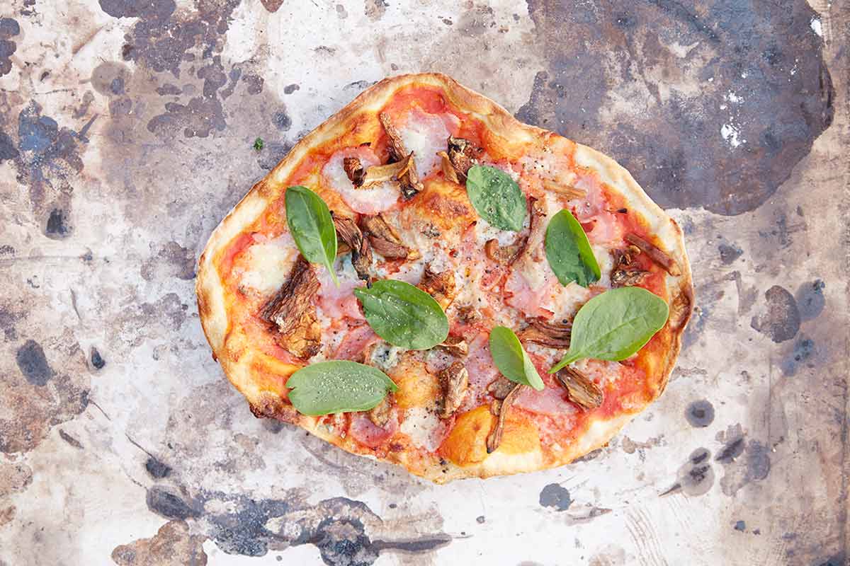 Pizzakreation- Spinat, Pilze, Schinken und Gorgonzola