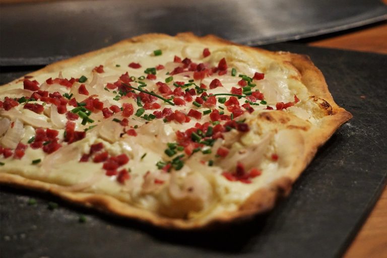 Flammkuchen vom Grill – Kreation mit Rucola, getrocknete Tomaten und Parmesan