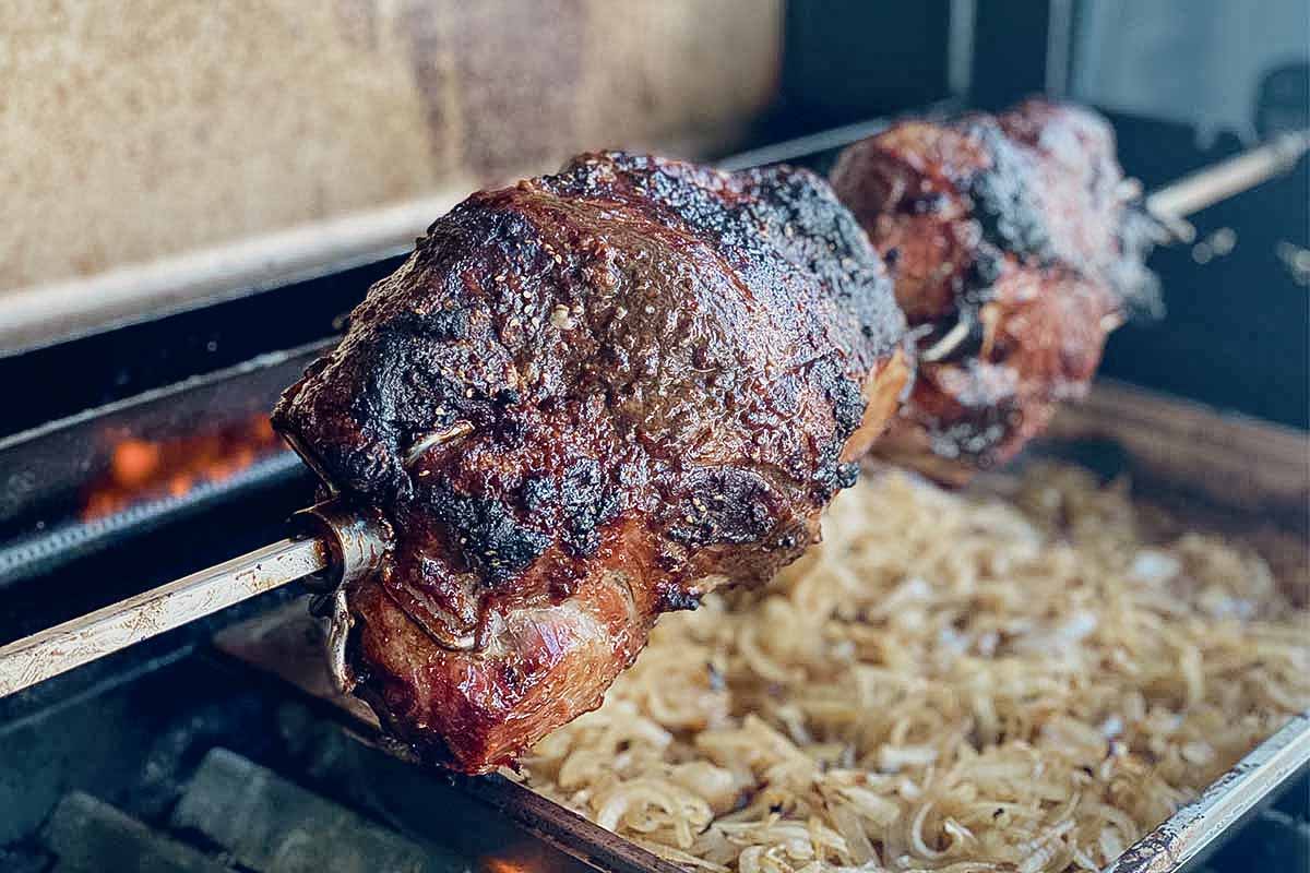 Spießbraten vom Drehspieß mit Schmorzwiebeln