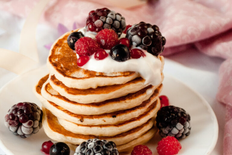 Pancakes mit frischen Beeren vom Grill