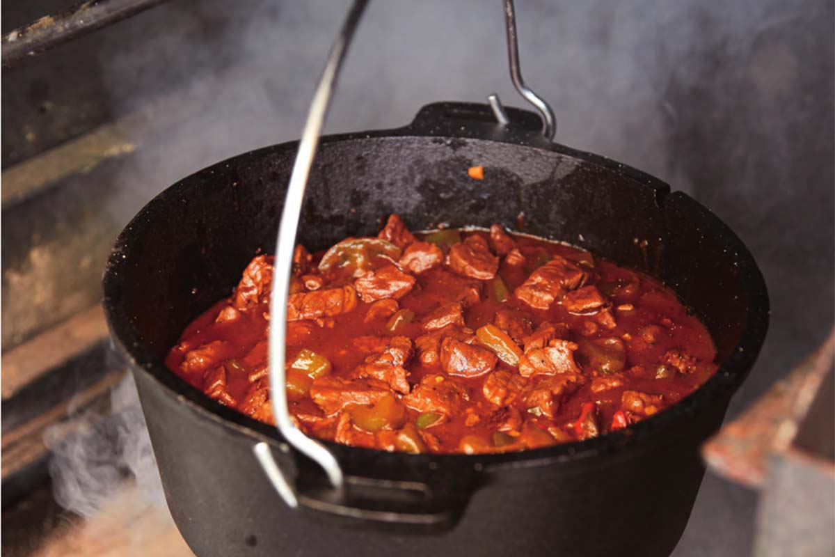 Rindergulasch mit Paprika aus dem Dutch Oven