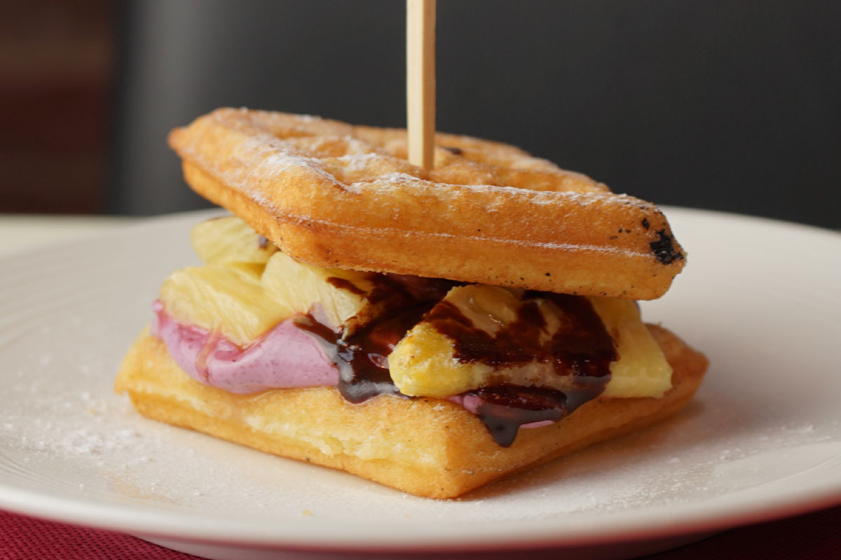 Süße Waffeln vom Grill mit Ananas und Blaubeeren