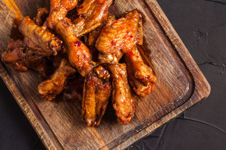 Geräucherte Chicken Wings mit Whiskey-Glasur