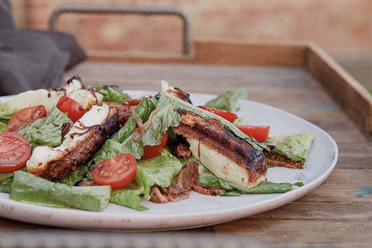 Blattsalat mit gegrillten Feigen und Halloumi