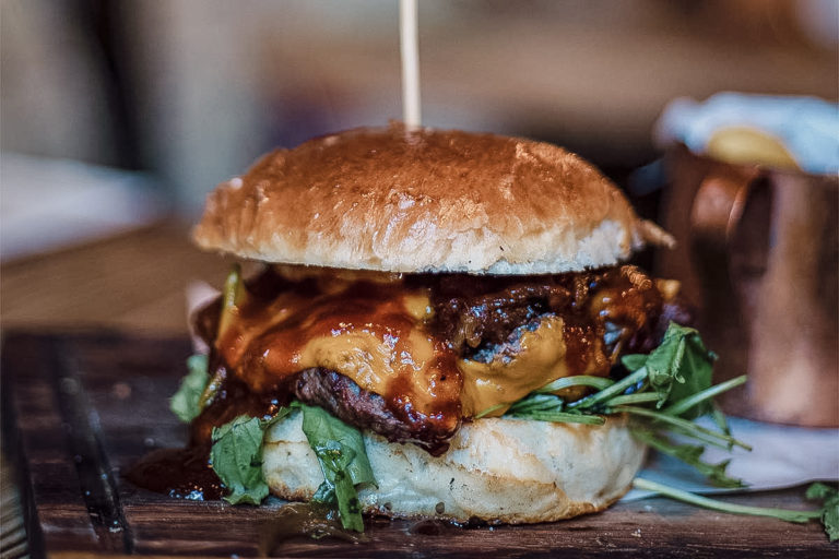 Hackfleischsaté mit BBQ-Sauce und Cornflakes