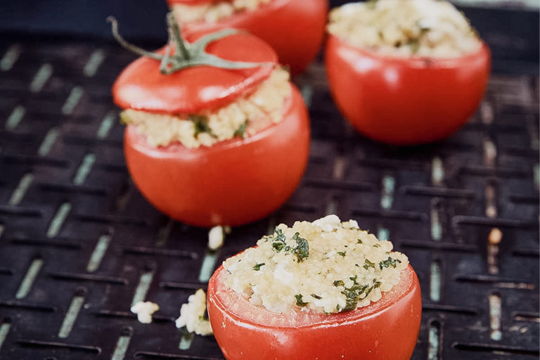 Gegrillte Tomaten mit Couscous und Schafskäse